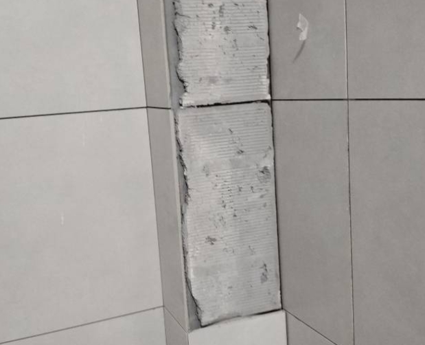 和龙瓷砖空鼓维修公司分享下瓷砖施工前基层浇水润湿程度不足，可能导致以下问题
