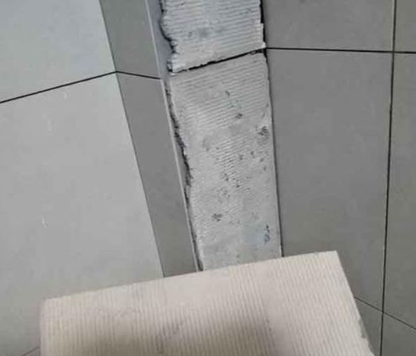 和龙瓷砖空鼓维修公司分享下厨房瓷砖脱落的补救措施。